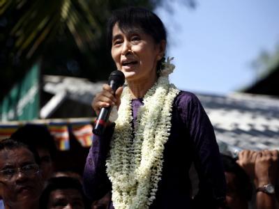 Die jahrelang eingesperrte Friedensnobelpreisträgerin Aung San Suu Kyi kann von der Regierung ungehindert ihre Rückkehr in die Politik vorbereiten. Foto: Nyein Chan Naing Aung San Suu Kyi