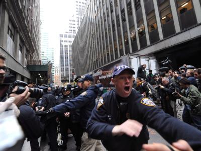 Polizisten versuchen eine Straße in der Nähe der New Yorker Börse freizuhalten. Foto: Andrew Gombert Gerangel