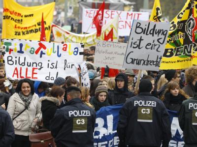 Jugendliche demonstrieren in Berlin unter dem Motto 'Bildungsstreik - Bildung für alle!'