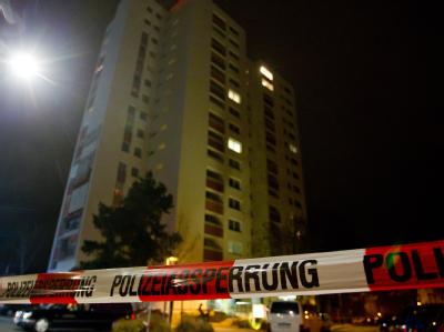 Ein Absperrband der Polizei sichert in Fürth den Zugang zu einem Wohnhaus, in dem zuvor ein totes Senioren-Paar entdeckt worden war. Foto: Daniel Karmann Beziehungsdrama mit zwei Toten