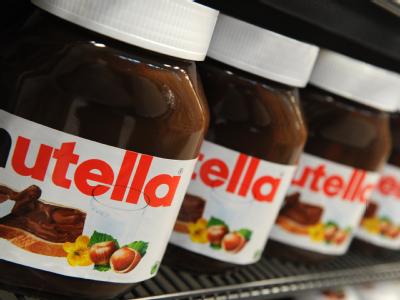 Nutella-Gläser im Supermarkt: Auf der Schoko-Creme kleben Etiketten mit irreführenden Angaben zu Vitaminen und Nährwerten, urteilt ein Gericht. Foto: Marcus Brandt Nutella