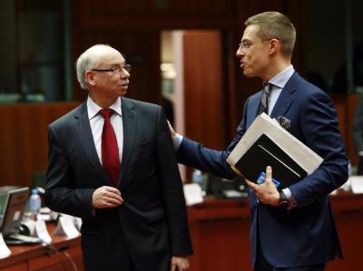 Janusz Lewandowski (l.) und Alexender Stubb im Gespräch: Die EU-Staaten müssen sparen - und somit auch die Europäische Union. Bei den Verhandlungen zum EU-Budget für das nächste Jahr setzten sich die klammen Mitgliedsstaaten mit einem Sparkurs gegen das P Schuldenkrise und Nothaushalte