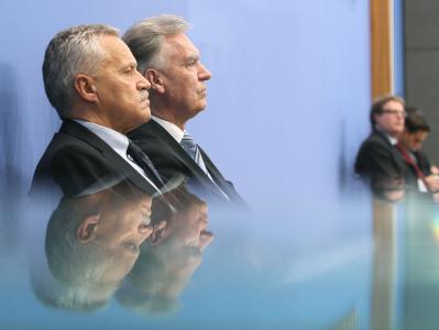 Top-Ermittler: BKA-Chef Jörg Ziercke (r.) und der Präsident des Bundesamtes für Verfassungsschutz, Heinz Fromm, beim Krisengipfel zum Rechtsterrorismus. Foto: Wolfgang Kumm Top-Ermittler