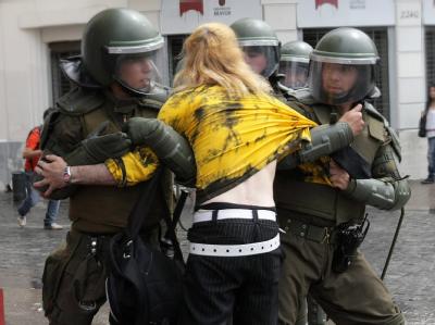 Die Polizei nimmt eine Demonstrantin in Gewahrsam. Über 10 000 Studenten und Lehrer sind erneut auf die Straßen gegangen. Foto: Felipe Trueba Studentenbewegung