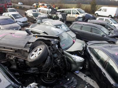 Die Autobahn 31 bei Gronau im Münsterland gleicht einem Trümmerfeld. Foto: Rolf Vennenbernd Autobahn 31