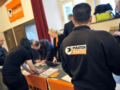 Mitglieder der Piratenpartei akkreditieren sich für den Landesparteitag in Soest. Die Piratenpartei in NRW will in der Öffentlichkeit mehr Flagge zeigen und den Kurs für die kommenden Wahlen festlegen. Foto: Marius Becker NRW-Parteitag der Piraten
