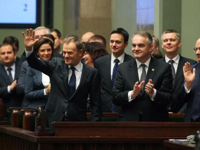 Schmerzhafte Einschnitte, Erhöhung des Rentenalters - Ministerpräsident Donald Tusk (l.) hat den Polen in seinem Regierungsprogramm härtere Zeiten angekündigt. Die Vertrauensabstimmung im Parlament gewann er dennoch. Foto: Tomasz Gzell Donald Tusk