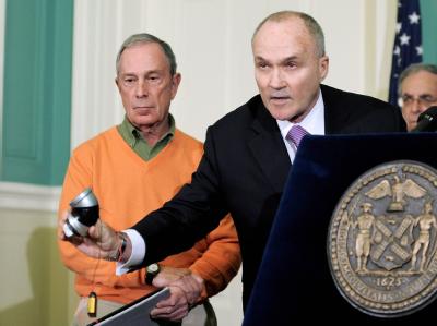 Der New Yorker Polizeichef Raymond Kelly zeigt auf der Pressekonferenz das Modell einer Rohrbombe. Neben ihm steht Bürgermeister Michael Bloomberg. Foto: Justin Lane Pressekonferenz in New York