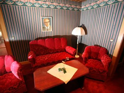 Urgemütlich: Die Suite von DDR-Staats- und Parteichef Erich Honecker im ehemaligen Jagdsitz in Drewitz bei Malchow. Foto: Jens Büttner Jagdsitz von Honecker