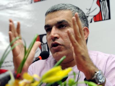 Internationale Juristen und Menschenrechtsexperten in Bahrain sehen die Schuld der blutigen Unruhen vor allem bei der Polizei: Bürgerrechtler Nabeel Rajab während der Vorstellung der Studie in Manama. Foto: Mazen Mahdi Nabeel Rajab