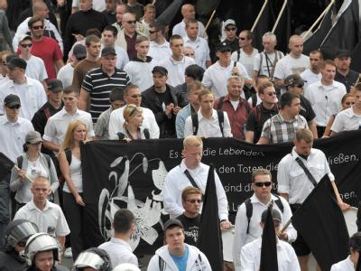 Anhänger der rechtsextremen Szene laufen am 14.08.2010 bei einer Kundgebung durch Bad Nenndorf. Archivfoto: Bernd von Jutrczenka Neonazis in Niedersachsen