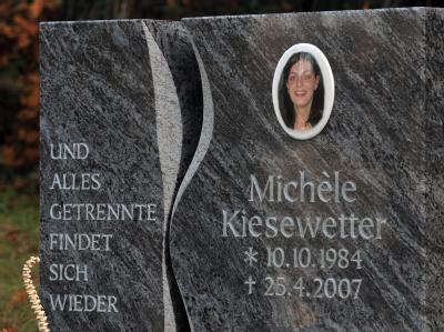 Das Grab der vor viereinhalb Jahren in Heilbronn ermordeten Polizistin Michele Kiesewetter auf dem Friedhof in Oberweißbach. Foto: Martin Schutt Grab der Polizistin Kiesewetter