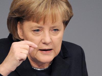 Die Opposition schimpft - Kanzlerin Angela Merkel weist die Kritik zurück und bleibt eisern in Sachen Euro. Foto: Rainer Jensen Merkel