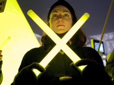 Protest vor dem Bundeskanzleramt: Am kommenden Wochenende wird im Wendland der 13. Castor-Transport mit deutschem Atommüll aus der französischen Wiederaufarbeitung erwartet. Foto: Robert Schlesinger «Anti-Atomkreuzes»