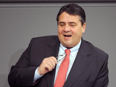 Der SPD-Vorsitzende Sigmar Gabriel spricht im Bundestag in Berlin zu den Abgeordneten. Foto: Rainer Jensen Gabriel