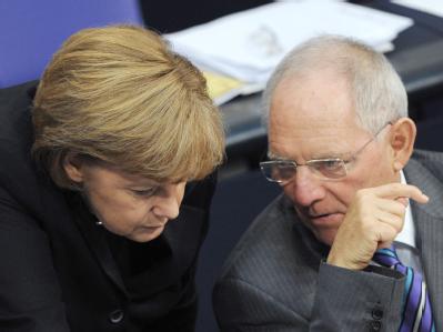 Für das kommende Jahr ist eine Neuverschuldung von 26,1 Milliarden Euro geplant: Bundeskanzlerin Angela Merkel und Bundesfinanzminister Wolfgang Schäuble. Foto: Rainer Jensen Bundestag - Merkel und Schäuble