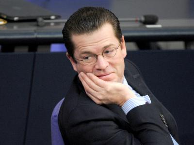 Die oberfränkische CSU will nach einem «Focus»-Bericht von Karl-Theodor zu Guttenberg Klarheit über eine mögliche Rückkehr in die Bundespolitik. Foto: Rainer Jensen/Archiv Guttenberg
