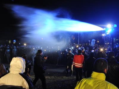 Die Polizei setzt in Metzingen Wasserwerfer gegen Atomkraft-Gegner ein, die als Protest gegen den Castor-Transport die Bundesstraße 216 blockieren. Foto: Julian Stratenschulte Einsatz von Wasserwerfern
