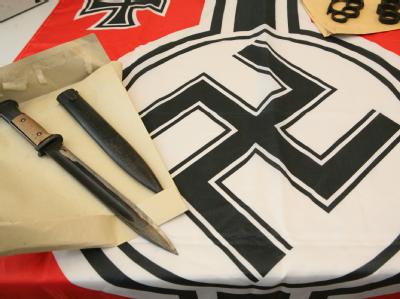 In Potsdam beschlagnahmtes Material einer organisierten Rechtsextremistengruppe. Symbolfoto: Nestor Bachmann Rechtsextremes Propagandamaterial