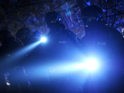 Polizisten stehen in Metzingen (Kreis Lüchow-Dannenberg) bei einer Demonstration von Atomkraft-Gegner. Foto: Julian Stratenschulte Castor-Protest