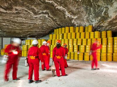 Gelbe Fässer für Atommüll stehen in rund 500 Metern Tiefe im Endlager für schwach und mittelradioaktiven Atommüll in Morsleben (Bördekreis). Foto: Jens Wolf Atom-Endlager Morsleben