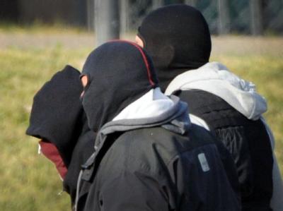 Der 32 Jahre alte Andre E. (l) aus Sachsen wird zu einem Haftprüfungstermin beim Bundesgerichtshof (BGH) in Karlsruhe gebracht. Foto: Uli Deck Haftprüfungstermin