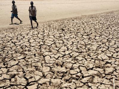 Ausgetrockneter Boden in in Kenia: Die UN nimmt einen neuen Anlauf für eine weltweite Einigung auf ein Klimaschutzabkommen. Ein Durchbruch wird vom Klimagipfel im südafrikanischen Durban jedoch nicht erwartet. Archivfoto: Stephen Morrison Trockenheit in Kenia