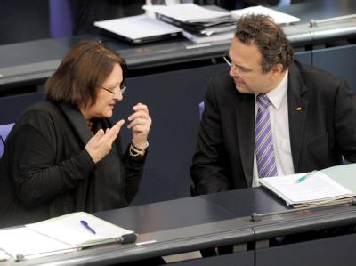 Unterschiedliche Auffassungen beim Thema Vorratsdatenspeicherung: Bundesjustizministerin Leutheusser-Schnarrenberger und Bundesinnenminister Friedrich. Foto: Rainer Jensen Sabine Leutheusser-Schnarrenberger und Hans-Peter Friedrich