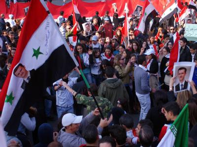 Solidarität mit ihrem Präsidenten: Pro-Assad Anhänger auf einer Demonstration in Damaskus. Foto: Sana Assad-Anhänger