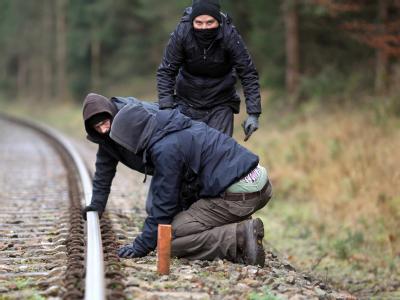 Atomkraftgegner versuchen, die Schienen der Castor-Transportstrecke zwischen Leitstade in Hitzacker zu unterhöhlen.Foto: Kay Nietfeld Atomkraftgegner