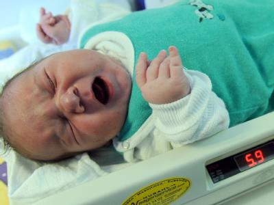 In Berlin ist ein Baby ohne Kaiserschnitt zur Welt gekommen, das fast sechs Kilo wiegt. Foto: Britta Pedersen Sechs Kilo schweres Kind geboren