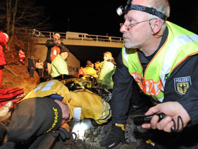 In der Nähe von Lüneburg haben sich Greenpeace-Mitglieder an den Gleisen auf der Castor-Strecke festgekettet. Beamte der Bundespolizei untersuchen, wie sie befestigt sind. Foto: Marc Müller Castor-Transport