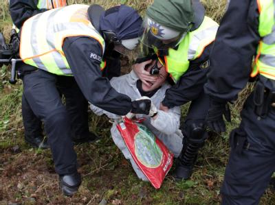 Polizisten gehen in Lemgrabe auf der Castor-Transportstrecke gegen Demonstranten vor. Foto: Kay Nietfeld Castor-Transport
