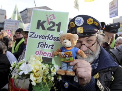 Ein Gegner des umstrittenen Bahnprojekts Stuttgart 21 demonstriert vor dem Stuttgarter Hauptbahnhof. Foto: Bernd Weißbrod Stuttgart 21 - Demonstration