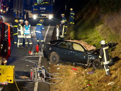 Auto im Straßengraben: Bei dem Verkehrsunfall sind bei einem Überholmanöver zwei Autos frontal zusammengestoßen. Foto: Daniel Karmann Verkehrsunfall