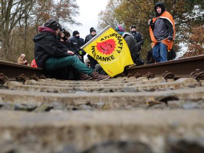 Atomkraftgegner blockieren die Castor-Transportstrecke im niedersächsischen Hitzacker. Foto: Christian Charisius Castor-Transport