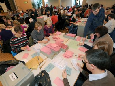 In Stuttgart werden die Briefabstimmungsunterlagen der Volksabstimmung über die Finanzierung des Bahnprojekts Stuttgart 21 ausgezählt. Foto: Franziska Kraufmann Stuttgart 21 - Volksentscheid