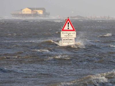 Eine Sturmflut setzt den gesamten Sandstrand und die Salzwiesen vor St. Peter-Ording unter Wasser. Foto: Wolfgang Runge/Archiv Sturmflut