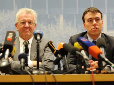 Der baden-württembergische Ministerpräsident Winfried Kretschmann (l.) und Wirtschaftsminister Nils Schmid nach der Volksabstimmung über das Bahnprojekt Stuttgart 21. Foto: Franziska Kraufmann Kretschmann und Schmid