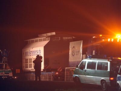 Der Konvoi mit Castorbehältern fährt in Dannenberg vom Verladekran aus in das Zwischenlager in Gorleben. Foto: Jochen Lübke Castor-Transport