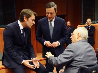 Frankreichs Finanzminister Francois Baroin (v.l.) , EZB-Präsident Mario Draghi und Bundesfinanzminister Wolfgang Schäuble (CDU) bei ihrem Treffen in Brüssel. Foto: Benoit Doppagne Treffen in Brüssel