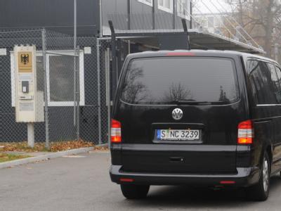 Polizeibeamte bringen Ralf Wohlleben zu einem Haftprüfungstermin beim Bundesgerichtshof (BGH) in Karlsruhe. Foto: Franziska Kraufmann Neonazi-Haftprüfung beim BGH