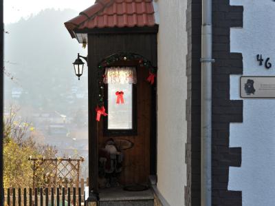 Vorweihnachtlich geschmückt ist der Eingangsbereich zum Wohnhaus des mutmaßlichen Neonazi-Terroristen Wohlleben in Jena. Foto: Hendrik Schmidt Ex-NPD-Funktionär festgenommen