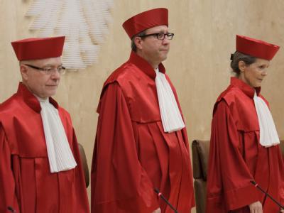 Der Zweite Senat beim Bundesverfassungsgericht in Karlsruhe eröffnet die Verhandlung über Regeln zu Euro-Hilfen. Foto: Ralf Stockhoff Bundesverfassungsgericht