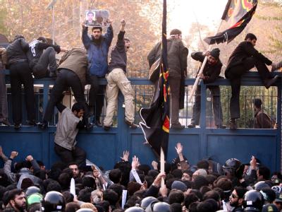 Massensturm auf die britische Botschaft in Teheran: Zäune konnten die Demonstranten nicht aufhalten. Foto: Abedin Taherkenareh Massensturm