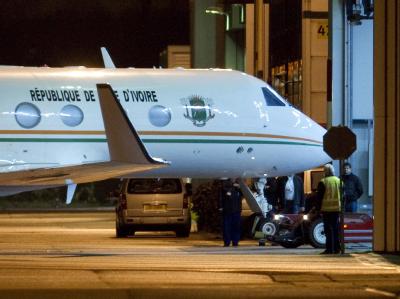Die Maschine mit Laurent Gbagbo nach ihrer Landung in den Niederlanden. Foto: Toussaint Kluiters Ankunft in den Niederlanden