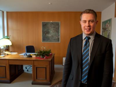 Der neue Regener Landrat Michael Adam (SPD) in seinem Büro im Landratsamt. Foto: Armin Weigel 26-jähriger Adam tritt Landratsposten an
