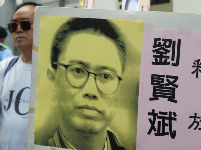 Protest in Hongkong: Ein Demonstrant einer Menschenrechtsgruppe mit einem Poster des chinesischen Dissidenten Liu Xianbin (Archivbild vom 27.08.2010). Ein weiterer Demokratieaktivist wurde an Weihnachten zu zehn Jahren Haft verurteilt. Foto: Mike Clarke/A Protest in Hongkong