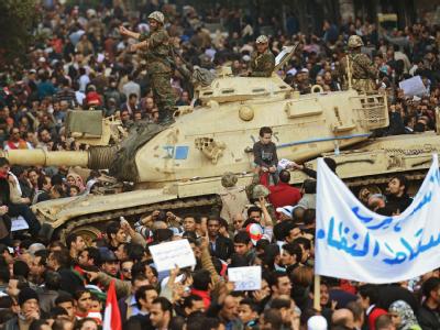 Menschen strömen am 1.2.2011 an einem Panzer vorbei auf den Tahrir-Platz in Kairo. Jetzt werden Aktivisten des Proteste in Kairo