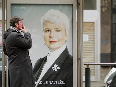 Ein Zagreber vor einem Wahlplakat in der kroatischen Hauptstadt. Foto: Antonio Bat Ratlos